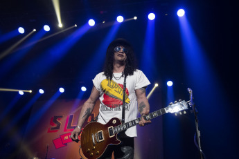 CABA, Argentina.- En la fotografía tomada el 9 de febrero de 2024 se muestra al músico británico Slash en su show en el Movistar Arena de Argentina. El recital lo dió junto a su banda 'Slash ft Myles Kennedy and The Conspirators'. El ex guitarrista de los Guns N' Roses también se presentará en el Cosquín Rock 2024.