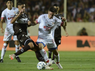 Santa Fe, Argentina.- In the photos taken on February 19, 2024, Unión faces Platense in a match for date 6 of the Argentina tournament - LPF Cup 2024 at the Avenida stadium. Unión drew a goalless draw against Platense.