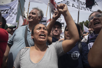 Buenos Aires, Argentina.- En las fotos tomadas el 23 de febrero del 2024, organizaciones sociales iniciaron una jornada nacional de protesta en reclamo de "alimentos". La nueva jornada de protesta, se realiza "con 500 cortes" de rutas en todo el país y en los accesos a la ciudad de Buenos Aires, para reclamar por asistencia alimentaria para comedores y merenderos comunitarios, entre otras demandas.