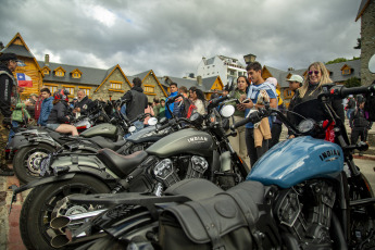 Bariloche, Argentina.- Photos taken on February 23, 2024 show a caravan of more than 100 Harley Davidson motorcycles that arrived at the iconic main square of Bariloche. The activity was carried out within the framework of the eighth edition of a regional meeting of fans of the legendary motorcycle brand. Dozens of ironworkers and tourists came to see the "Ultra Limit" and "Road King" models that circulated through the city. Ricardo Fort's "Fat Boy".