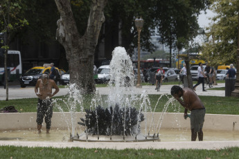 Buenos Aires, Argentina.- In the photos taken on February 7, 2023, they show the streets in the midst of the heat wave that is passing through the country. A week after the extreme heat broke out in the north and center of the country, the National Meteorological Service (SMN) activated several yellow alerts for storms that will affect some sectors of the provinces of Buenos Aires, La Pampa, Río Negro, Mendoza , La Rioja, Catamarca, Salta and Jujuy. Likewise, they pointed out that, with the exception of Jujuy, Salta and Tucumán, high temperatures will continue in the rest of the north and center of the country.