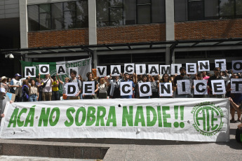 Buenos Aires, Argentina.- En las fotos tomadas el 14 de febrero del 2024, centenares de científicos, investigadores y becarios se congregaron en la explanada del Polo Cientifico para reclamar la continuidad de 1.600 becas del Conicet y aseguraron que "harán ruido" hasta que el directorio de dicho organismo los reciba y les dé una respuesta.