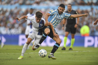 Buenos Aires, Argentina.- En la fotografía tomada el 17 de febrero de 2024 se muestran escenas del partido disputado en el Estadio Presidente Perón, en Avellaneda. Godoy Cruz le ganó 2 a 0 a Racing en la sexta fecha de la Copa de la Liga. Badaloni se convirtió en cuatro minutos dos goles de cabeza.