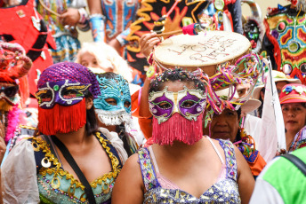 Jujuy, Argentina.- En las fotos tomadas el 8 de febrero del 2024, cientos de grupos de mujeres en toda la provincia de Jujuy encabezaban el esperado "Jueves de Comadres", tradicional festejo en el que renuevan los compromisos afectivos que las unen y que eleva al máximo los pálpitos por la llegada, este sábado, del desentierro del diablo carnavalero de la alegría.