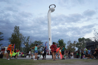 Mendoza, Argentina.- En la foto tomada el 25 de febrero de 2024, la Fiesta de la Vendimia comenzó esta noche en Mendoza con la ceremonia de la "Bendición de los frutos" en el departamento de Guaymallén, mientras que el sábado próximo se hará la celebración central, denominada "Coronados de historia y futuro", que convoca a turistas y mendocinos en el teatro griego Frank Romero Day, ubicado en la capital provincial.