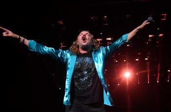 Buenos Aires, Argentina.- En la foto tomada el 20 de febrero de 2024, una sustanciosa presencia de enormes éxitos que lograron trascender la barrera de los fans propios; una acabada muestra de perfección, potencia y efectividad sonora en las interpretaciones; y una buena dosis de gestos y expresiones condescendientes hacia el público fueron los ingredientes que anoche dieron forma a un soñado regreso de Maná a la Argentina, a ocho años de su última visita, en el primero de los cinco shows previstos en el porteño Movistar Arena.