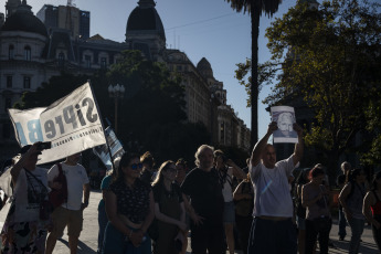 Buenos Aires, Argentina.- In the photos taken on February 20, 2024, a festival was held in the Plaza de Mayo in support of Julian Assange, who presented this Tuesday, at the High Court in London, what could be his last judicial appeal in the United Kingdom against his extradition to the United States, which accuses him of 18 crimes of espionage and computer piracy due to revelations on his WikiLeaks portal.