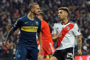 Madrid España.- En la fotografía de archivo tomada el 9 de diciembre de 2018 en Madrid, España, se muestran escenas de la final de la Copa Libertadores de América disputada entre River Plate y Boca Juniors. La película 'Cierra los ojos, la eterna final' documenta el cruce que definió a River como ganador de la Copa. Tendrá tres días de funciones en 13 salas de todo el país en los complejos de Cinemark Hoyts. Se podrá ver el 29 de febrero, 3 y 6 de marzo, a las 20 horas, en las salas Cinemark Hoyts.