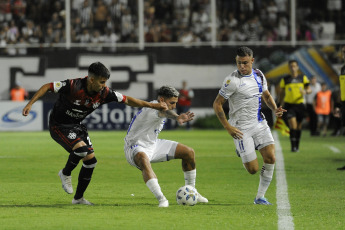 Santiago de Estero, Argentina.- En las fotos tomadas el 2 de febrero del 2024, durante el partido entre Central Córdoba y Godoy Cruz, por la Copa de la LPF 2024 en el estadio Alfredo Terrera. Godoy Cruz de Mendoza consiguió su segundo triunfo al hilo tras vencer como visitante a Central Córdoba, de Santiago del Estero, por 2 a 0.