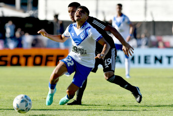 Buenos Aires, Argentina.- In the photos taken on February 15, 2024, during the match between Deportivo Riestra and Vélez Sarsfield, in the continuity of the fifth date of zone A of the Professional League Cup at the Guillermo Laza Stadium . Vélez triumphed against Riestra 2-1. Fortín achieved its second consecutive victory in the tournament, while Malevo remains without a win and is in last place in its area with one point.