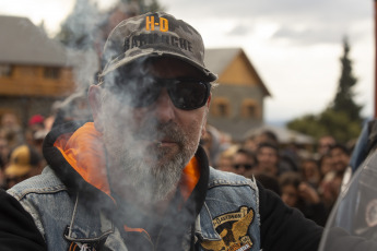 Bariloche, Argentina.- En las fotos tomadas el 23 de febrero del 2024, muestra una caravana de más de 100 motos Harley Davidson que llegó a la icónica plaza principal de Bariloche. La actividad, se realizó en el marco de la octava edición de un encuentro regional de fanáticos de la legendaria marca de motos. Decenas de fierreros y turistas se acercaron a ver los modelos "Ultra Limit" y "Road King" que circularon por la ciudad. La "Fat Boy" de Ricardo Fort.