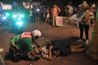 Buenos Aires, Argentina.- En las fotos tomadas el 1 de febrero del 2024, nuevos enfrentamientos entre policías y manifestantes se produjeron a las afueras del Congreso durante el debate en la Cámara de Diputados de la denominada ley Bases, lo que llevó a legisladores del kirchnerismo y la izquierda a presentar una moción para suspender la sesión, lo que fue rechazado por la mayoría del cuerpo legislativo.