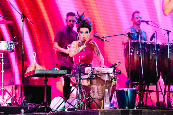 Neuquén, Argentina.- En las fotos tomadas el 12 de febrero del 2024, cerca de 300 mil espectadores asisten a la undécima edición de la Fiesta Nacional de la Confluencia, en Neuquén, con artistas como el rapero Dillom y la banda de cumbia La Delio Valdez (foto).