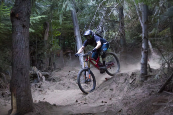 Bariloche, Argentina.- En las fotos tomadas el 19 de febrero del 2024, con una creciente red de senderos cada vez mejor construidos y con mayor mantenimiento, el ciclismo de montaña en Bariloche se ha consolidado como una actividad apuntada al ciclista de cierto nivel técnico, aunque sus promotores trabajan en la construcción de pistas más accesibles para acercar el "mountain bike" a las familias y turistas en general.