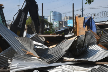 Buenos Aires, Argentina.- En las fotos tomadas el 29 de febrero del 2024, el Gobierno de la Ciudad de Buenos Aires realizó un operativo de desalojo en una de las entradas al Barrio Padre Carlos Mugica y de acceso a la terminal de ómnibus, que había sido ocupada ilegalmente hace cinco años para el funcionamiento de una feria informal y en la que se vendían artículos robados, entre otros productos.