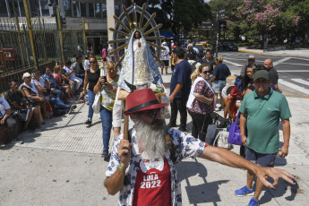 Buenos Aires, Argentina.- En las fotos tomadas el 5 de febrero del 2024, organizaciones sociales nucleadas en la Unión de Trabajadores y Trabajadoras de la Economía Popular (UTEP) realizaron una protesta denominada la "fila del hambre" para pedir asistencia alimentaria para los comedores comunitarios, en tanto el Gobierno pidió hacer el reclamo por los "canales oficiales".