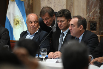 Buenos Aires, Argentina.- En las fotos tomadas el 22 de febrero del 2024, la Comisión Bicameral de Tratamiento Legislativo comenzó a deliberar para designar autoridades y acordar su esquema de trabajo, dado que debe tratar decretos de necesidad y urgencia (DNU) dictados por el Gobierno anterior y el DNU 70/2023 dictado por el presidente Javier Milei, que deroga y modifica leyes y propone, entre otras medidas, una reforma laboral.