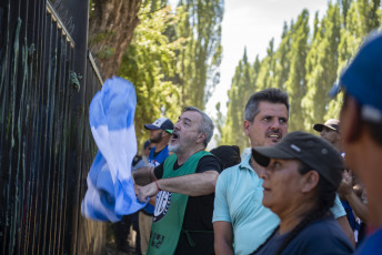 Río Negro, Argentina.- En las fotos tomadas el 14 de febrero del 2024, organizaciones sociales, gremiales y políticas inician la octava edición de la denominada Marcha por la Soberanía del Lago Escondido, ubicado en la provincia de Río Negro, en "defensa de la soberanía nacional" y en rechazo a la derogación de la ley de tierras.