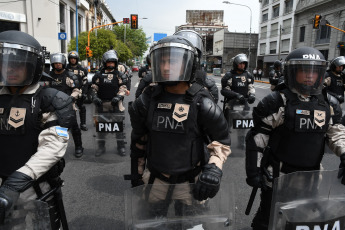 Buenos Aires, Argentina.- En las fotos tomadas el 8 de febrero del 2024, un grupo de manifestantes, pertenecientes a los movimientos sociales nucleados en la Unidad Piquetera (UP), se concentran en la Plaza Alsina de la localidad bonaerense de Avellaneda, con intenciones de llegar al Puente Pueyrredón, en reclamo de asistencia alimenticia para los comedores comunitarios.