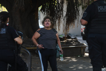 Buenos Aires, Argentina.- En las fotos tomadas el 29 de febrero del 2024, el Gobierno de la Ciudad de Buenos Aires realizó un operativo de desalojo en una de las entradas al Barrio Padre Carlos Mugica y de acceso a la terminal de ómnibus, que había sido ocupada ilegalmente hace cinco años para el funcionamiento de una feria informal y en la que se vendían artículos robados, entre otros productos.