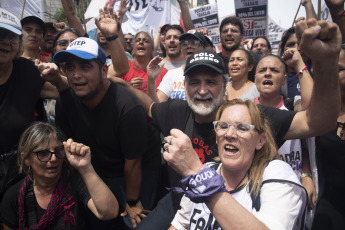 Buenos Aires, Argentina.- En las fotos tomadas el 23 de febrero del 2024, organizaciones sociales iniciaron una jornada nacional de protesta en reclamo de "alimentos". La nueva jornada de protesta, se realiza "con 500 cortes" de rutas en todo el país y en los accesos a la ciudad de Buenos Aires, para reclamar por asistencia alimentaria para comedores y merenderos comunitarios, entre otras demandas.