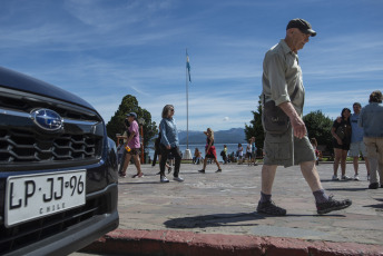 Bariloche, Argentina.- En las fotos tomadas el 2 de febrero del 2024, turistas disfrutan de la ciudad de Bariloche en medio de la temporada de verano. Las autoridades de San Carlos de Bariloche esperan que los visitantes que provienen de Chile le permitan a la ciudad rionegrina mantener durante febrero el nivel de ocupación registrado en enero, que rondó el 77%, y para incentivar ese flujo de turistas participará el próximo sábado de una cumbre con alcaldes del país limítrofe.