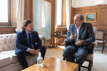 Buenos Aires, Argentina.- En las fotos tomadas el 27 de febrero del 2024, el ministro del Interior, Guillermo Francos (derecha), se reunió con el gobernador de Salta, Gustavo Sáenz (izquierda), en la Casa Rosada. El Gobierno de Salta informó que la Fiscalía de Estado de la provincia prepara presentaciones a través de las cuales reclamará el cumplimiento del envío de fondos para el Incentivo Docente, el transporte público, programas de salud, desarrollo social, educación y obra pública afectados por los recortes realizados por el Gobierno Nacional.