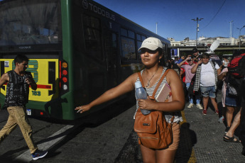 Buenos Aires, Argentina. - In the photos taken on February 21, 2024, delays and long lines of passengers are recorded at bus stops in Buenos Aires. The La Fraternidad union has been carrying out a 24-hour train strike since midnight tonight that affects the entire railway service, to demand "a salary recomposition" of what was lost due to the inflationary increase.