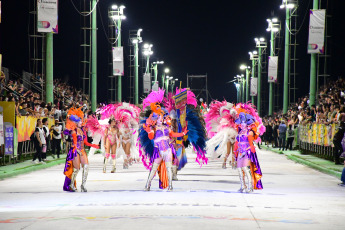 Corrientes, Argentina.- En las fotos tomadas el 13 de febrero del 2024, muestra la fiesta de Carnaval en la Capital de Corrientes que impulsó el turismo, al punto que la ocupación hotelera ascendió al 100% en la primera quincena de febrero, informaron fuentes municipales, con visitantes que, además, colman las playas y "generan un movimiento económico importante en la ciudad".