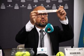 Rosario, Argentina.- En las fotos tomadas el 2 de febrero del 2024, muestra el sorteo realizado para definir los jugadores de la serie de la Copa Davis de tenis en Rosario (provincia de Santa Fe). Francisco Cerúndolo, mejor tenista argentino de la actualidad, se medirá con Dmitry Popko (338°) en la apertura de la serie de Copa Davis frente a Kazajistán, que se desarrollará este fin de semana en el Jockey Club de Rosario por la instancia Qualifiers 2024.