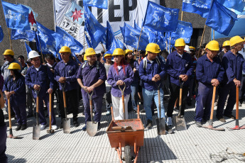 Buenos Aires, Argentina.- En las fotos tomadas el 29 de febrero del 2024, militantes y dirigentes de la Unión de Trabajadores y Trabajadoras de la Economía Popular (Utep) realizaron una concentración y protesta en las inmediaciones del Ministerio de Economía "para defender el trabajo de la economía popular", entre otras demandas.