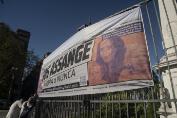 Buenos Aires, Argentina.- In the photos taken on February 20, 2024, a festival was held in the Plaza de Mayo in support of Julian Assange, who presented this Tuesday, at the High Court in London, what could be his last judicial appeal in the United Kingdom against his extradition to the United States, which accuses him of 18 crimes of espionage and computer piracy due to revelations on his WikiLeaks portal.