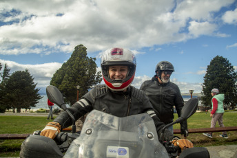 Bariloche, Argentina.- Photos taken on February 23, 2024 show a caravan of more than 100 Harley Davidson motorcycles that arrived at the iconic main square of Bariloche. The activity was carried out within the framework of the eighth edition of a regional meeting of fans of the legendary motorcycle brand. Dozens of ironworkers and tourists came to see the "Ultra Limit" and "Road King" models that circulated through the city. Ricardo Fort's "Fat Boy".