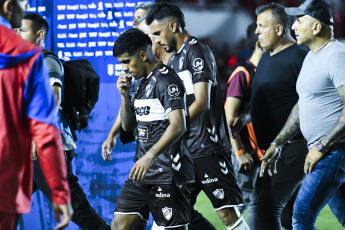 Buenos Aires, Argentina.- En las fotos tomadas el 26 de febrero del 2024, durante el partido entre Argentinos Juniors y Platense en un partido correspondiente a la fecha 7 de la Copa de la Liga en el estadio Diego Armando Maradona. Argentinos Juniors venció 3-1 a Platense, y lidera la Zona A de la Copa de la Liga Profesional.