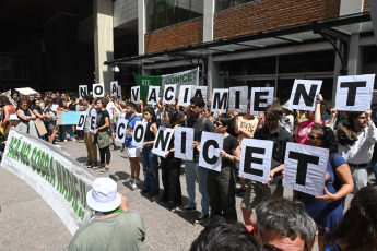 Buenos Aires, Argentina.- In the photos taken on February 14, 2024, hundreds of scientists, researchers and scholarship holders gathered on the esplanade of the Scientific Pole to demand the continuity of 1,600 Conicet scholarships and assured that they will "make noise" until the board of directors of said organization receives them and gives them a response.