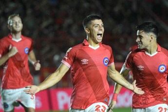 Buenos Aires, Argentina.- En las fotos tomadas el 26 de febrero del 2024, durante el partido entre Argentinos Juniors y Platense en un partido correspondiente a la fecha 7 de la Copa de la Liga en el estadio Diego Armando Maradona. Argentinos Juniors venció 3-1 a Platense, y lidera la Zona A de la Copa de la Liga Profesional.