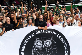 Buenos Aires, Argentina.- En las fotos tomadas el 6 de febrero del 2024, reporteros gráficos hicieron un "camarazo" frente al Congreso Nacional en repudio a la represión. Trabajadores de la Asociación de Reporterxs Gráficxs de la República Argentina (Argra), del Sindicato de Prensa de Buenos Aires (Sipreba) y de la Federación Argentina de Trabajadores de Prensa (Fatpren) realizaron un camarazo frente al Congreso, en repudio a la represión policial que la ministra de Seguridad, Patricia Bullrich, desplegó la semana pasada durante el tratamiento de la Ley Ómnibus.