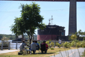 Entre Rios, Argentina.- In the photos taken on February 2, 2024, a concessionaire company carries out the operation to remove the damaged ship on the Miter Bridge of the Zárate-Brazo Largo Railway Complex, with a work group made up of 30 people. Five days after the cargo ship crashed into the Zárate-Brazo Largo bridge, over the waters of the Paraná River, the ship was removed from the scene.