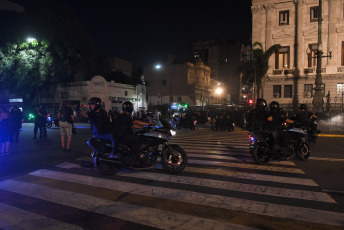 Buenos Aires, Argentina.- In photos taken on February 1, 2024, new clashes between police and protesters occurred outside Congress during the debate in the Chamber of Deputies of the so-called Bases law, which led legislators from the Kirchnerism and the left to present a motion to suspend the session, which was rejected by the majority of the legislative body.