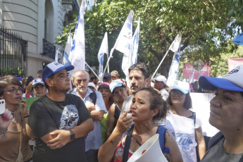 Buenos Aires, Argentina.- En las fotos tomadas el 1 de febrero del 2024, la Unión de Trabajadores y Trabajadoras de la Economía Popular (UTEP) realizan una nueva jornada nacional de "ollas vacías" bajo la consigna "La única necesidad y urgencia es el hambre". La Cámara de Diputados continúa la sesión especial en la que buscará aprobar el proyecto de ley "Bases y Puntos de Partida para la Libertad de los Argentinos", impulsado por el Gobierno nacional.