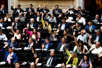 Buenos Aires, Argentina.- In the photos taken on February 6, 2024, Deputies validate the article that establishes the economic emergency. The reforms of the president of Argentina, Javier Milei, were reversed, due to lack of support from his allies in the Chamber of Deputies, which he will deal with again from scratch in a commission. The so-called Omnibus Law, which had been voted in general on February 2, 2024, was in full voting article by article when the official deputy Oscar Zago asked to return the project to the commission, for having voted on things different from those that had been negotiated previously.