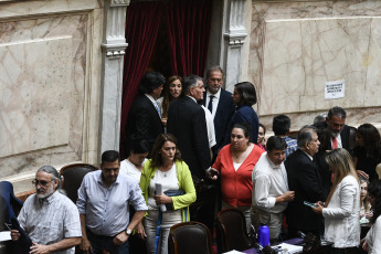 Buenos Aires, Argentina.- En las fotos tomadas el 1 de febrero del 2024, Diputados retomó la sesión para debatir la ley "Bases". La oposición abandonó el debate en la Cámara de Diputados en el que se discutía la polémica Ley Ómnibus del presidente de Argentina, Javier Milei. Los congresistas salieron a las calles a pedir que se permitiera el desarrollo de la protesta en contra de la ley, en la que se reportaron entre manifestantes y las fuerzas policiales.