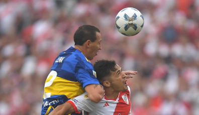 Buenos Aires, Argentina.- En la foto tomada el 25 de febrero de 2024, River y Boca empataron 1 a 1 en el estadio Más Monumental este domingo por la fecha 7 de la Copa de la Liga. Los goles llegaron en el segundo tiempo, en los pies de Solari y Medina. Final caliente en Núñez. Con este resultado, el equipo de Demichelis quedó puntero en la Zona A con 13 puntos, igualando la línea de Independiente. Los de Diego Martínez llegaron a las 10 unidades y se ubican séptimos en la Zona B.