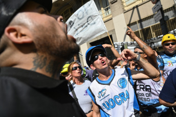 Buenos Aires, Argentina.- En las fotos tomadas el 29 de febrero del 2024, el personal agrupado en la seccional porteña de la Unión Obrera de la Construcción (Uocra) se movilizó hacia la Secretaría de Trabajo en rechazo de 300 despidos en la empresa Dycasa y de "las suspensiones y la pérdida de miles de puestos de empleo como consecuencia de la paralización de las obras públicas", informó el gremio.