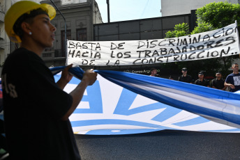 Buenos Aires, Argentina.- En las fotos tomadas el 29 de febrero del 2024, el personal agrupado en la seccional porteña de la Unión Obrera de la Construcción (Uocra) se movilizó hacia la Secretaría de Trabajo en rechazo de 300 despidos en la empresa Dycasa y de "las suspensiones y la pérdida de miles de puestos de empleo como consecuencia de la paralización de las obras públicas", informó el gremio.