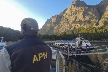 Chubut, Argentina.- En las fotos tomadas el 9 de febrero del 2024, las tareas de los brigadistas que combaten el incendio forestal desatado en el Parque Nacional Nahuel Huapi, permanecen condicionadas por el alerta de tormenta eléctrica para la zona. La Intendencia del Parque Nacional Nahuel Huapi radicó una denuncia ante el Juzgado Federal para iniciar una investigación con el objetivo de “identificar a los responsables y tomar las medidas pertinentes”.