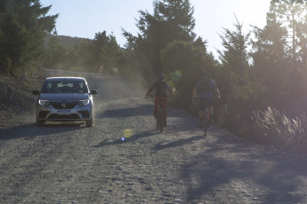 Bariloche, Argentina.- En las fotos tomadas el 19 de febrero del 2024, con una creciente red de senderos cada vez mejor construidos y con mayor mantenimiento, el ciclismo de montaña en Bariloche se ha consolidado como una actividad apuntada al ciclista de cierto nivel técnico, aunque sus promotores trabajan en la construcción de pistas más accesibles para acercar el "mountain bike" a las familias y turistas en general.