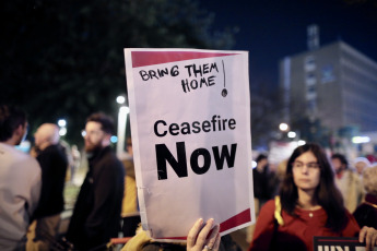 Tel Aviv, Israel.- En la fotografía tomada el 24 de febrero de 2024 en Tel Aviv se observa a manifestantes en la protesta contra la guerra en la Franja de Gaza. El objetivo de la manifestación fue perdir el sece de los enfrentamientos llevados a cabo en Gaza.