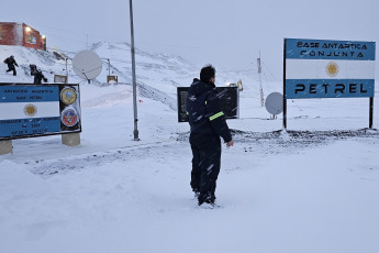 Antártida.- En las fotos tomadas el 21 de febrero del 2024, autoridades construyen en la base Petrel sus instalaciones más modernas de la Antártida. La Comisión Nacional de Energía Atómica (CNEA) anunció que instalará un cuarto sistema fotovoltaico en la Antártida. La cuarta instalación será en un refugio ubicado en Isla Vega, que se utiliza para estudios de glaciología y fue inaugurado el año pasado. En el continente ya están en funcionamiento las instalaciones que se pusieron en las bases Carlini y Marambio y en el refugio Elefante y proyectan sumar más.