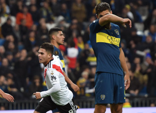 Madrid, España.- En la fotografía de archivo tomada el 9 de diciembre de 2018 en Madrid, España, se muestran escenas de la final de la Copa Libertadores de América disputada entre River Plate y Boca Juniors. La película 'Cierren los ojos, la final eterna' documenta el cruce que definió a River como ganador de la Copa. Tendrá tres jornadas de funciones en 13 salas de todo el país de los complejos Cinemark Hoyts. Se podrá ver el 29 de febrero, el 3 y 6 de marzo, a las 20, en cines de Cinemark Hoyts.